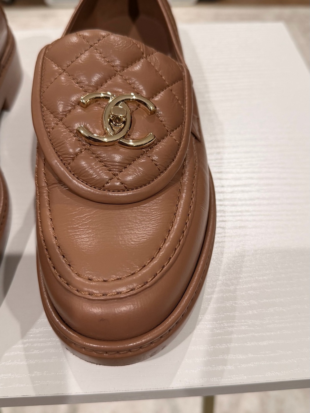 CHANEL CC LOGO brown Lambskin Loafers. - Picture 3 of 6